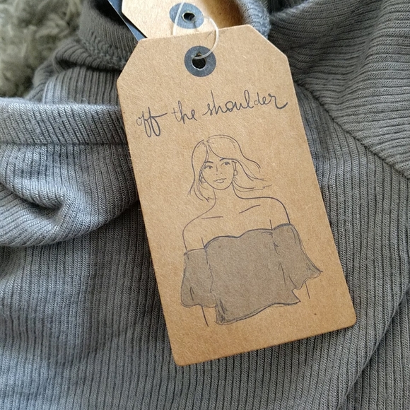 American Eagle Soft and Sexy off the shoulder top - Picture 4 of 5